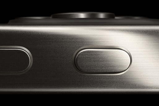 Krupni bočni prikaz iPhonea 15 Pro koji prikazuje profil od titanija, Akcijski gumb i tipku za pojačavanje glasnoće